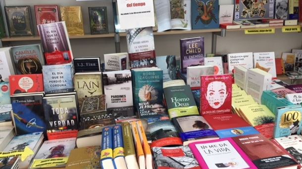 La Feria del Libro de Gasteiz afectada por el mal tiempo