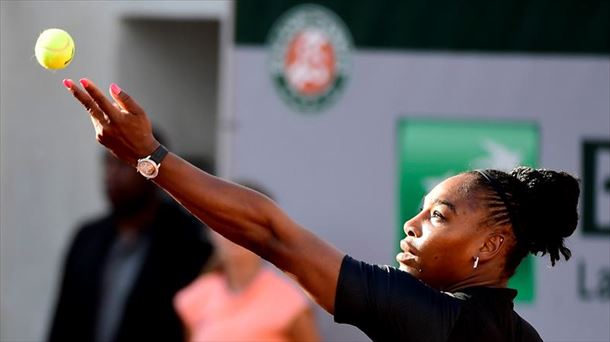 Serena Williams, ejecutando un saque durante el torneo de Roland Garros. Foto: EFE
