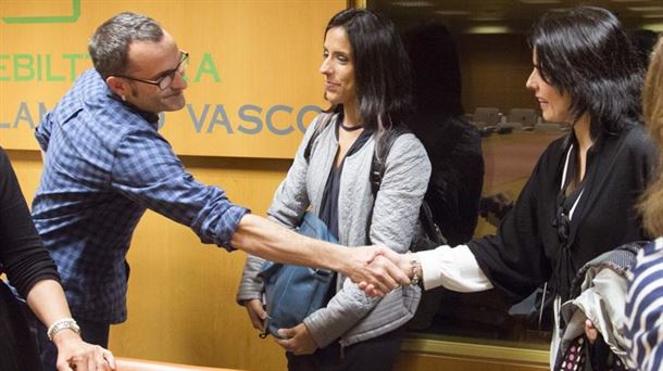 El parlamentario Julen Arzuaga (EH Bildu) saluda a Sara y Marta Buesa. Foto: EFE