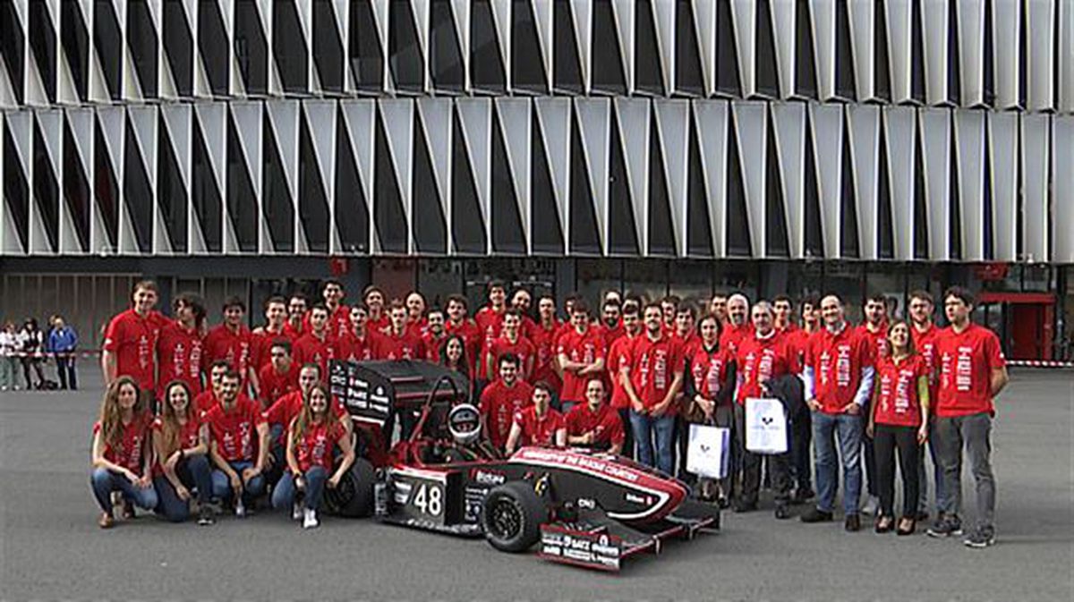 Los alumnos Ingeniería de Bilbao presentan su monoplaza 'Fórmula Student'