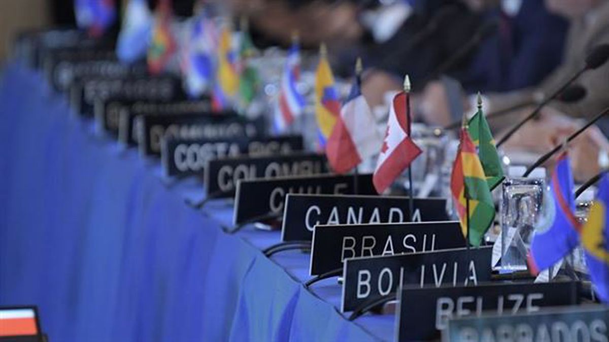 Vista general de los nombres y banderas de los países de los embajadores ante la OEA.