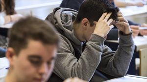 Jóvenes estudiantes durante una prueba. Archivo: EFE