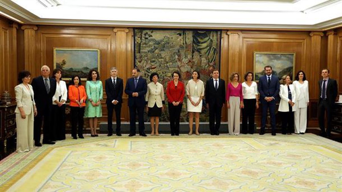 Los 17 ministros posan antes de prometer su cargo. Foto: EFE
