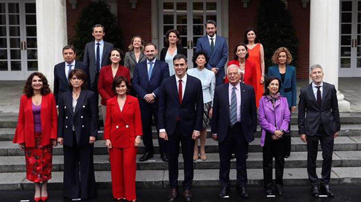 Foto de familia de los 17 ministros con el presidente Pedro Sánchez. Foto: EFE