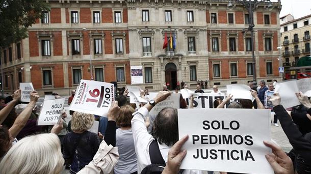 Concentración frente al Parlamento de Navarra. Foto: EFE