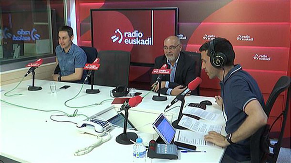 Radio Euskadin izan den elkarrizketa. Irudia: EiTB