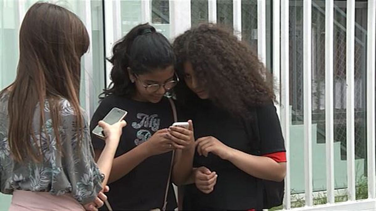 El Parlamento francés prohíbe los teléfonos móviles en las escuelas. Imagen de archivo: EiTB