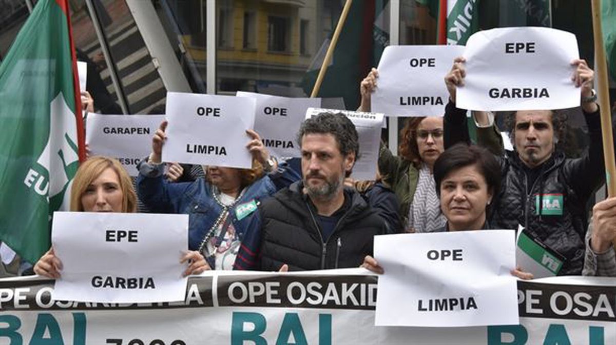 Protesta de ELA contra las 'irregularidades' de la OPE en Osakidetza. ELA sindikatua