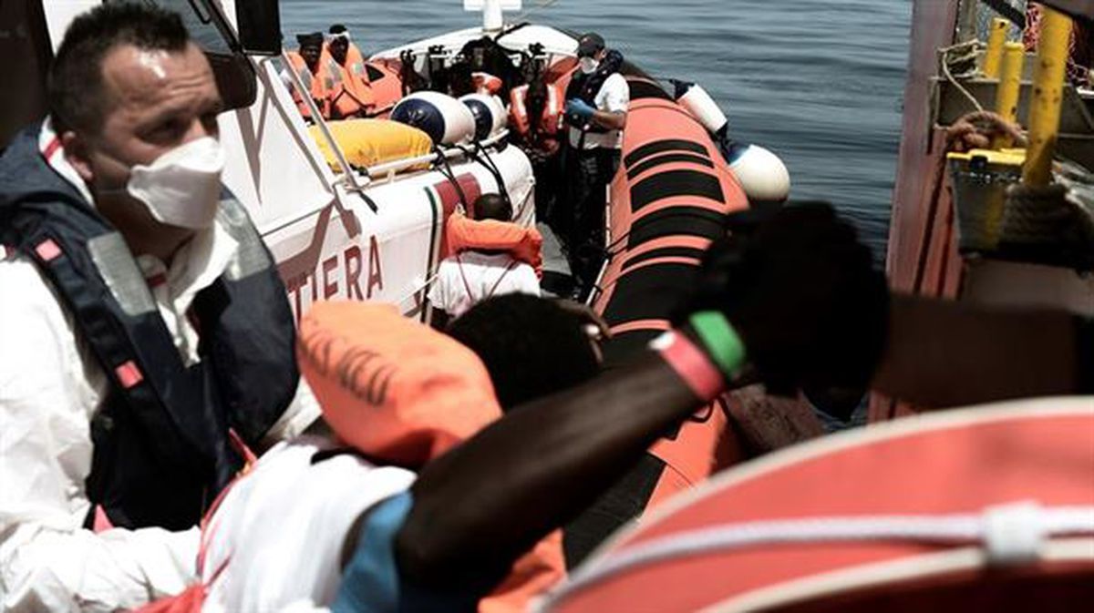 629 inmigrantes subsaharianos rescatados en el Mediterráneo por el buque Aquarius. Foto: EFE.