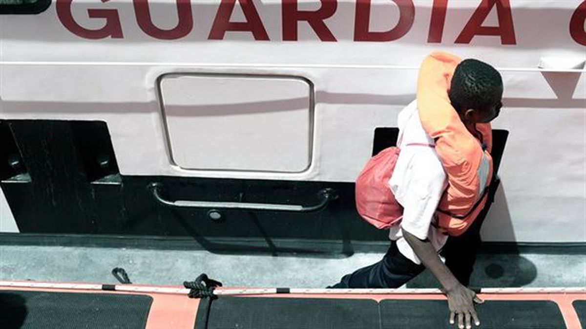 Uno de los 630 inmigrantes rescatados a bordo del barco 'Aquarius'. Foto: EFE.
