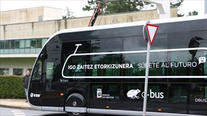 El lunes se pone en marcha el primer autobús eléctrico articulado de San Sebastián