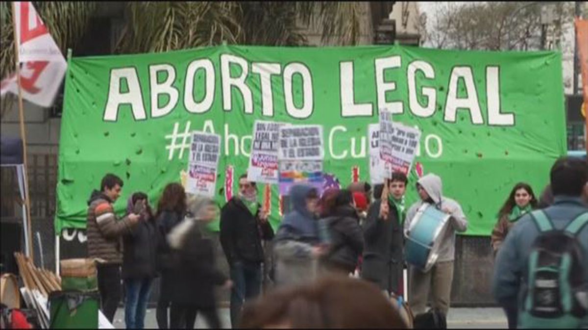 Decenas de personas en contra del aborto en las inmediaciones del Congreso argentino. EFE.