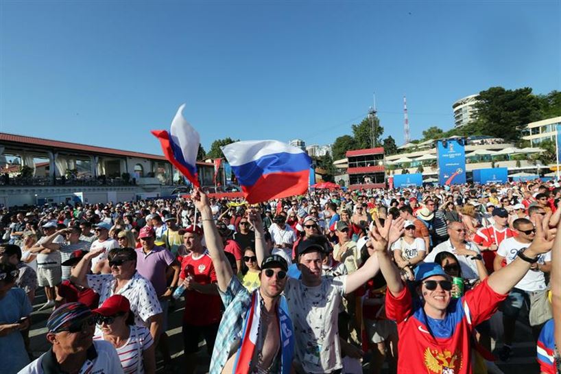 Errusiar zaleak zelaitik kanpo. Argazkia: EFE