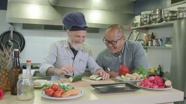 Hung Fai y el cocinero italiano Gabrielle Medagli. Foto. EiTB