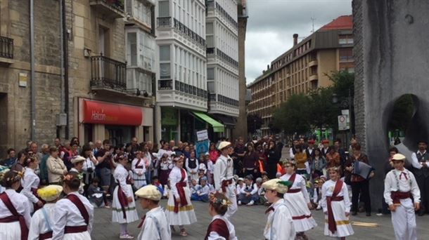 Más de 300 dantzaris bailan hoy en las plazas y calles de Gasteiz