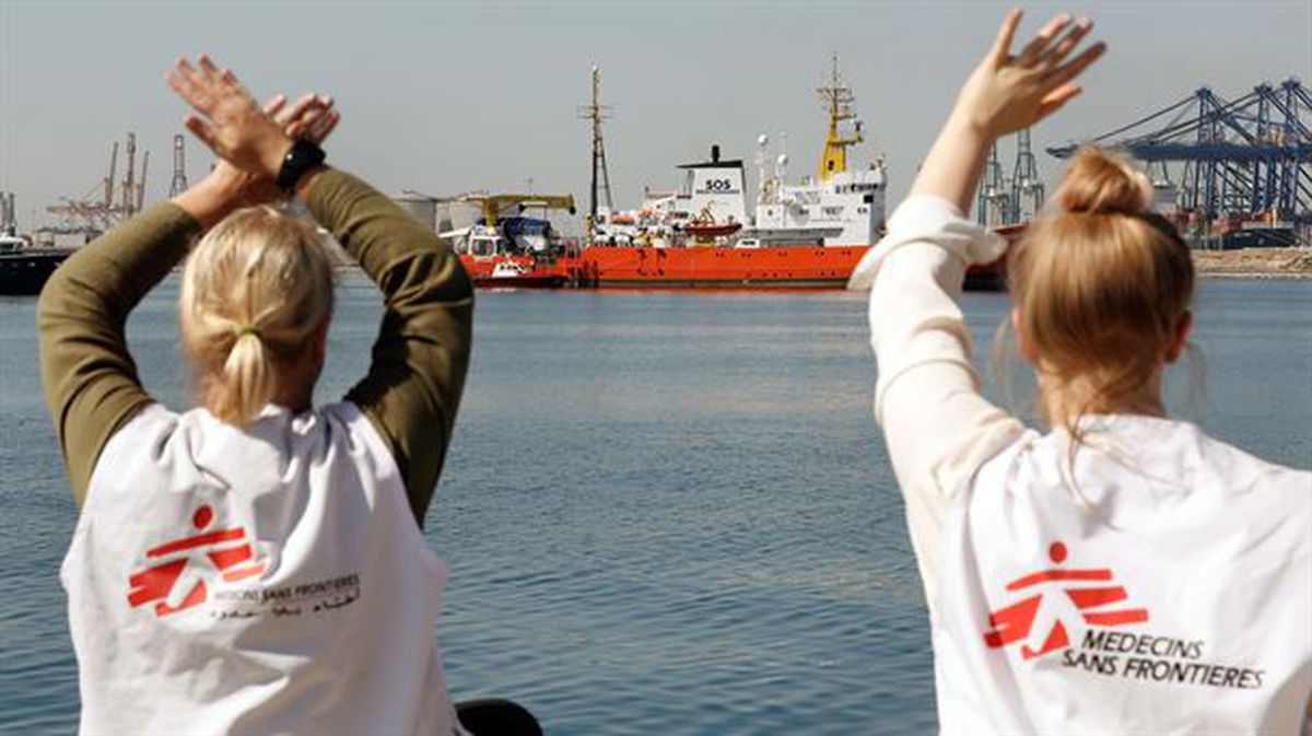Voluntarias de Médicos Sin Fronteras, hoy, en el puerto de Valencia. Foto: EiTB