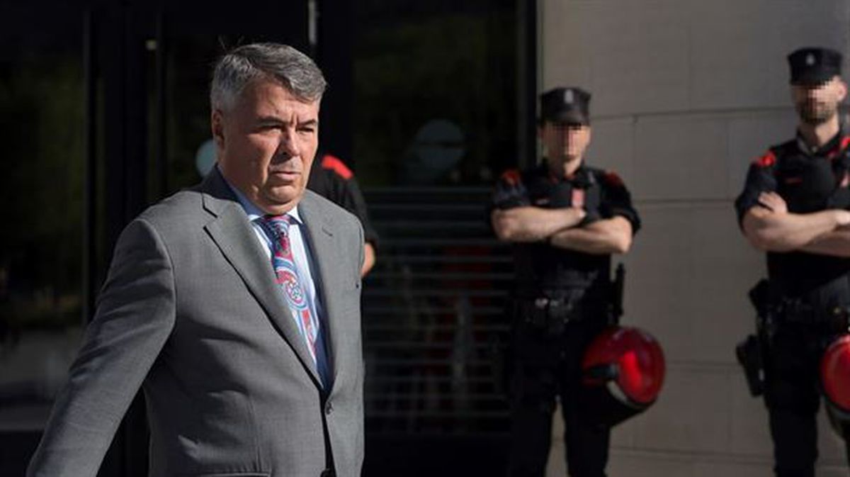 El abogado Agustín Martínez Becerra saliendo de la Audiencia de Navarra