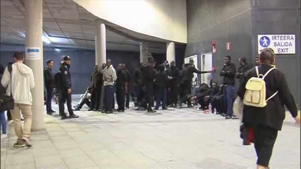 Recala en Bilbao otro autobús con migrantes 