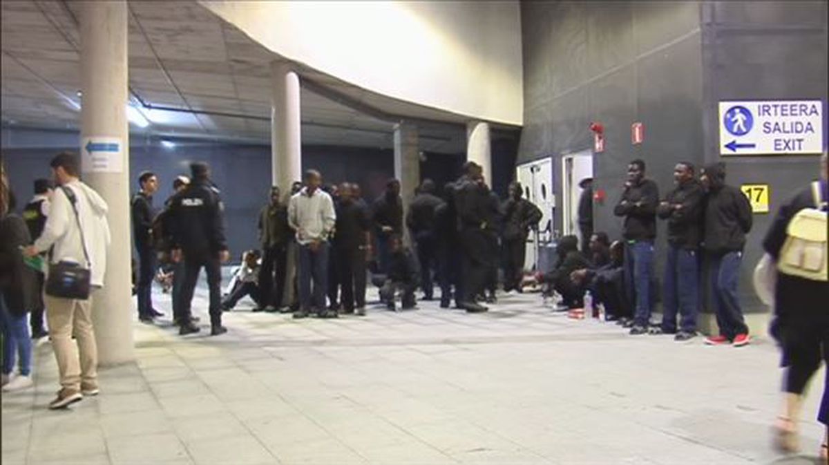 Un grupo de migrantes en la estación de autobuses de San Sebastián el pasado junio. 