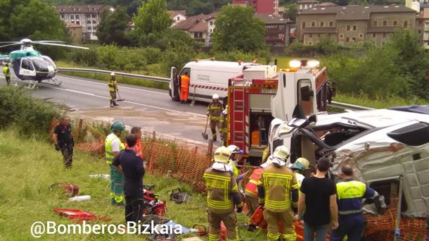 Accidente de tráfico en la N-240 a la altura de Zeanuri. Foto: Bomberos de Bizkaia.