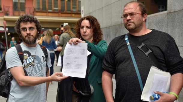 El delegado de ESK (izquierda) junto a la abogada y al delegado de LAB. Foto: EFE 