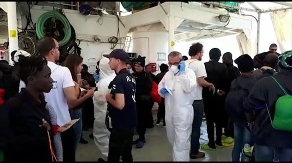 Migrantes a bordo del 'Aquarius'. Foto de archivo: EFE