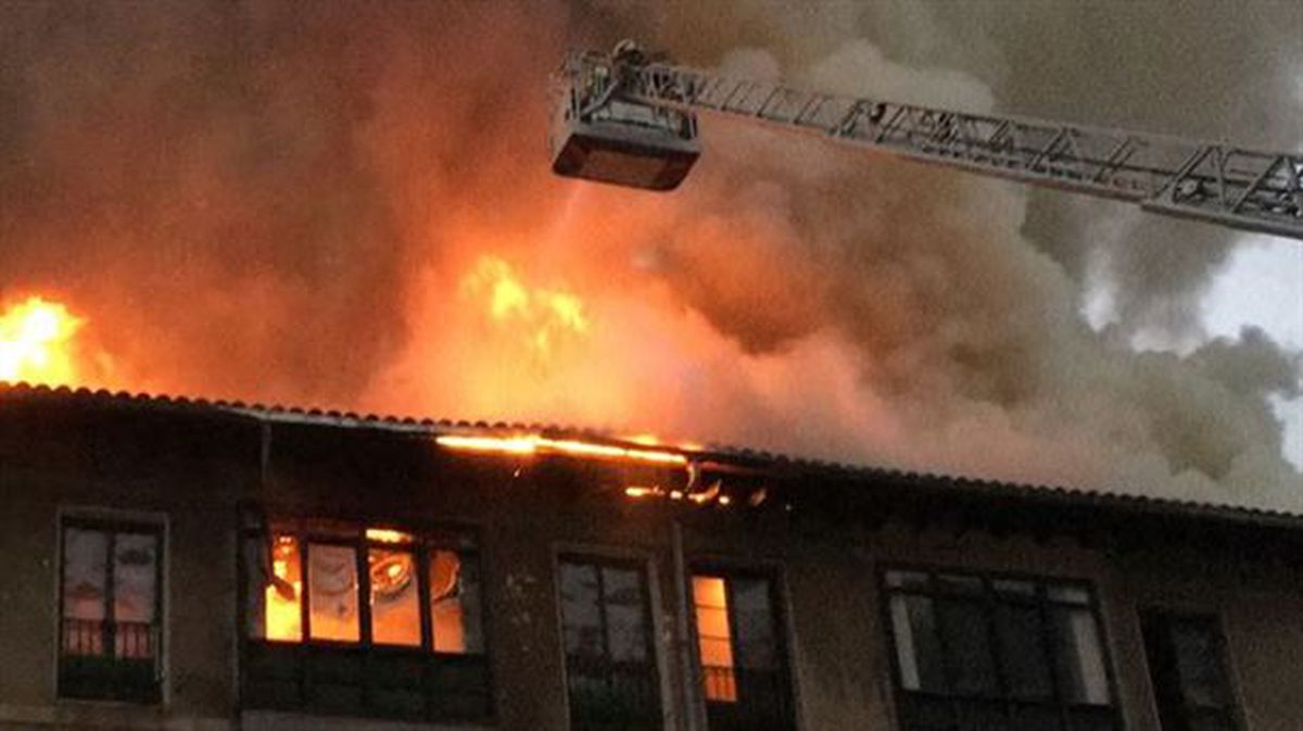 Incendio en Ondarroa (Bizkaia). Foto: Bomberos de Bizkaia