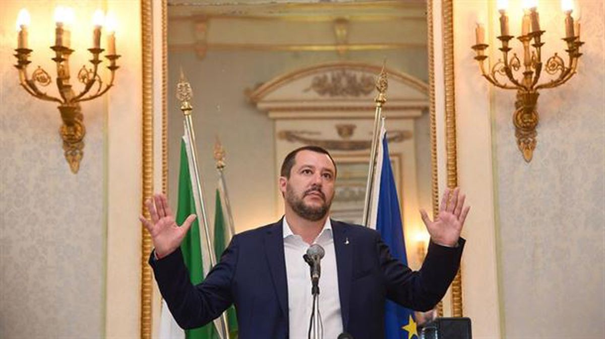 Salvinik ijitoen errolda iragarri du: 'Tamalez, italiarra dena ezin da kanporatu'