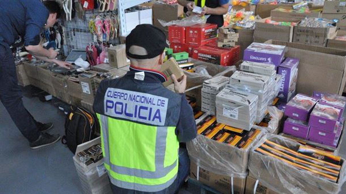 Espainiako Poliziak atzemandako materiala. Argazkia: Espainiako Polizia