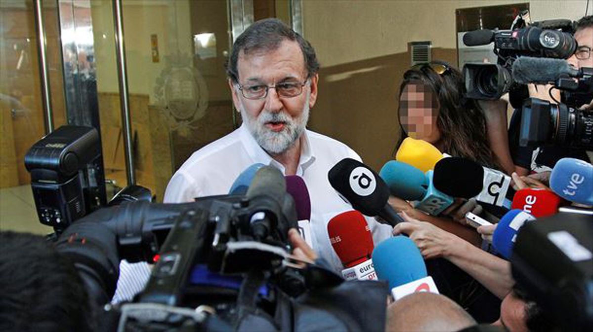 Rajoy llega a su puesto de trabajo en Santa Pola. Foto: EFE