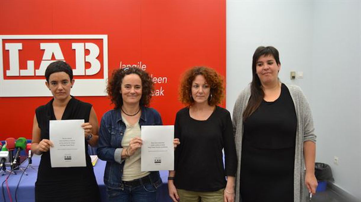 Representantes de LAB durante la presentación del informe, hoy en Bilbao. Foto: LAB. 