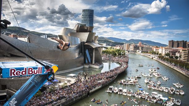 Una edición anterior del Red Bull Cliff Diving Bilbao. Foto: Ayuntamiento