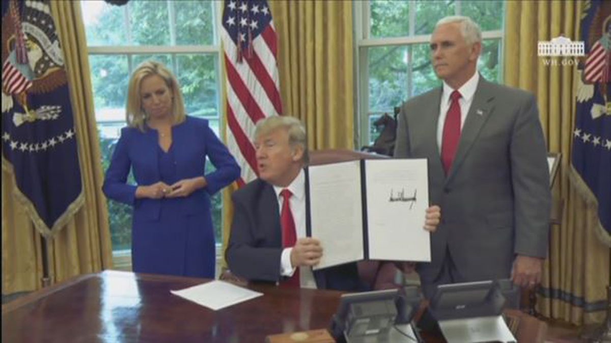 El presidente de Estados Unidos, Donald Trump, muestra la orden ejecutiva. Foto: EFE
