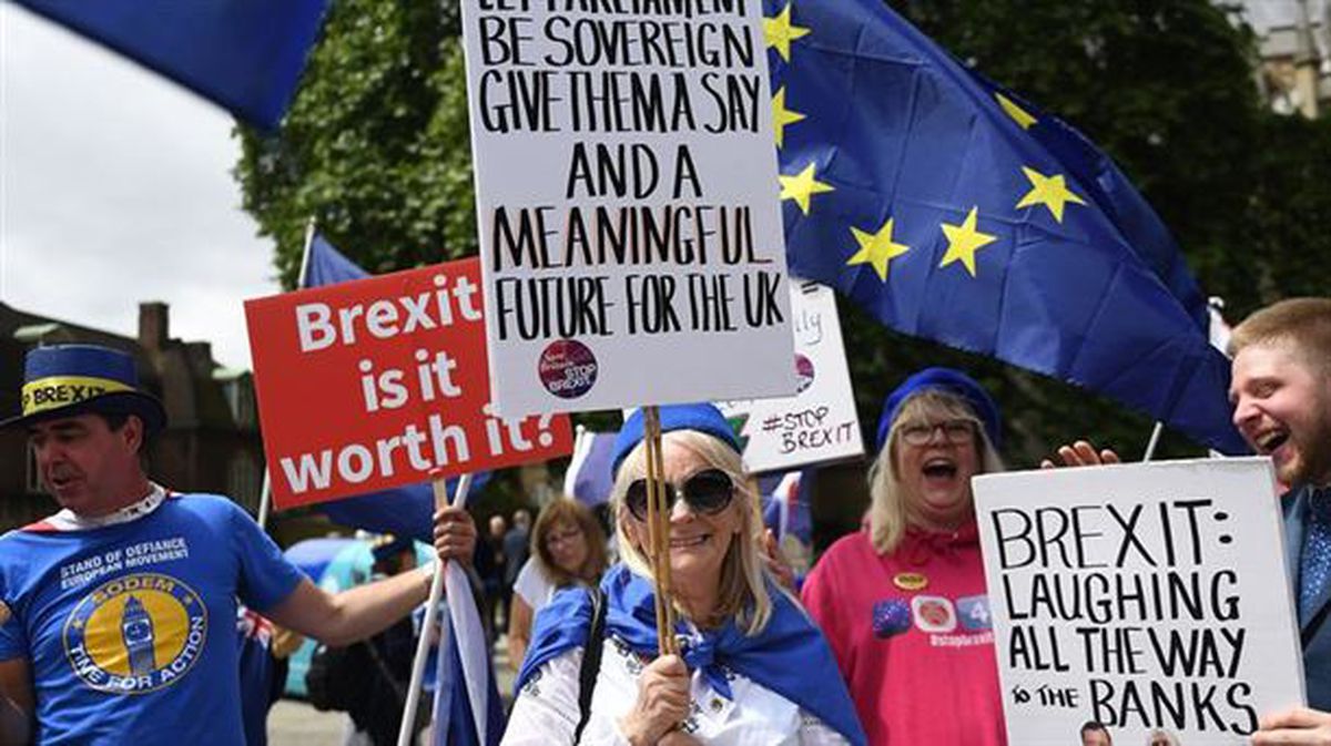 'Brexit'aren aurkako manifestariak Londreseko Parlamentuaren atarian. Argazkia: EFE