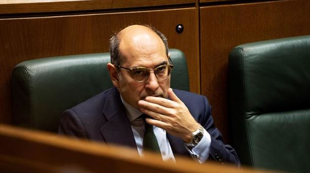 El consejero de Salud, Jon Darpón, durante el pleno. Foto: EFE