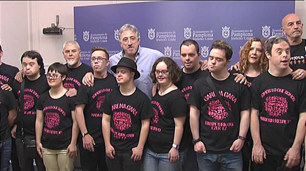 El alcalde Asiron, con los jóvenes de Motxila 21. Foto tomada de un vídeo de ETB