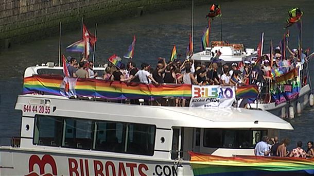 Ur Parade desfilea da Bilbao Bizkaia Harro festaren programazioko ekitaldirik nagusienetakoa 