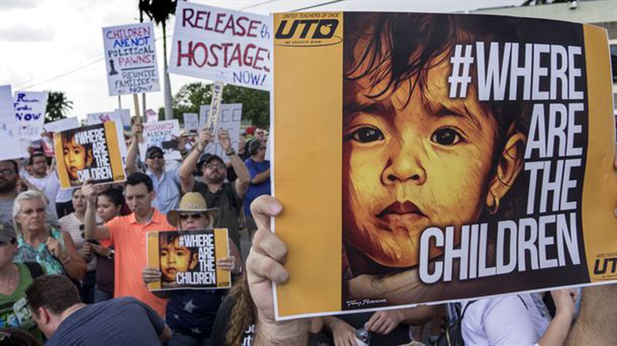 Una protesta en Estados Unidos pide la reunificación de los menores con sus familias / EFE.
