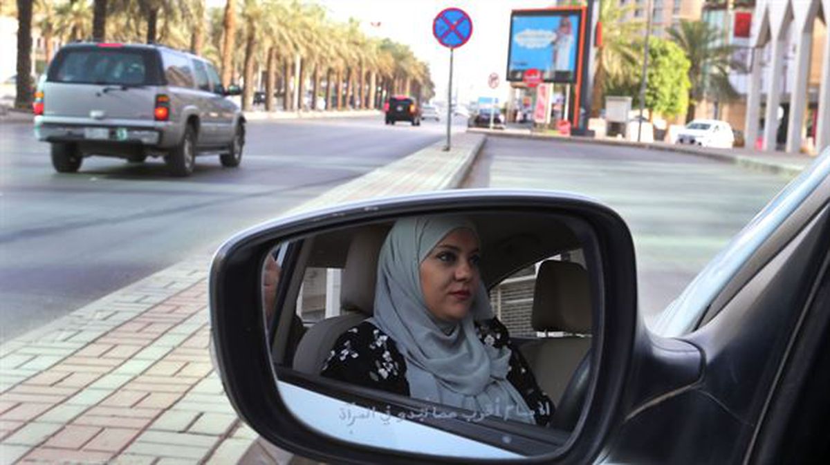 Decenas de mujeres saudíes han salido a las calles del país al volante de sus vehículos. EFE