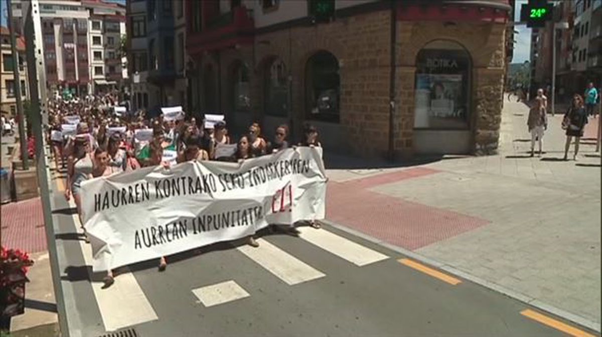 La marcha ha recorrido las calles de Algorta. Foto: EiTB