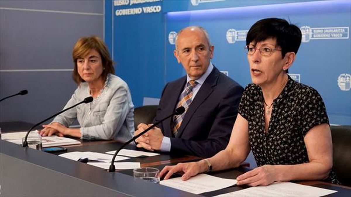 Cristina Uriarte, Josu Erkoreka y Estefanía Beltrán de Heredia. Foto: EFE