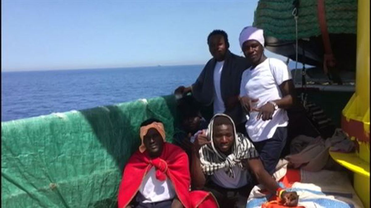 Los migrantes del Aquarius, a su llevada al puerto de Valencia / EFE.