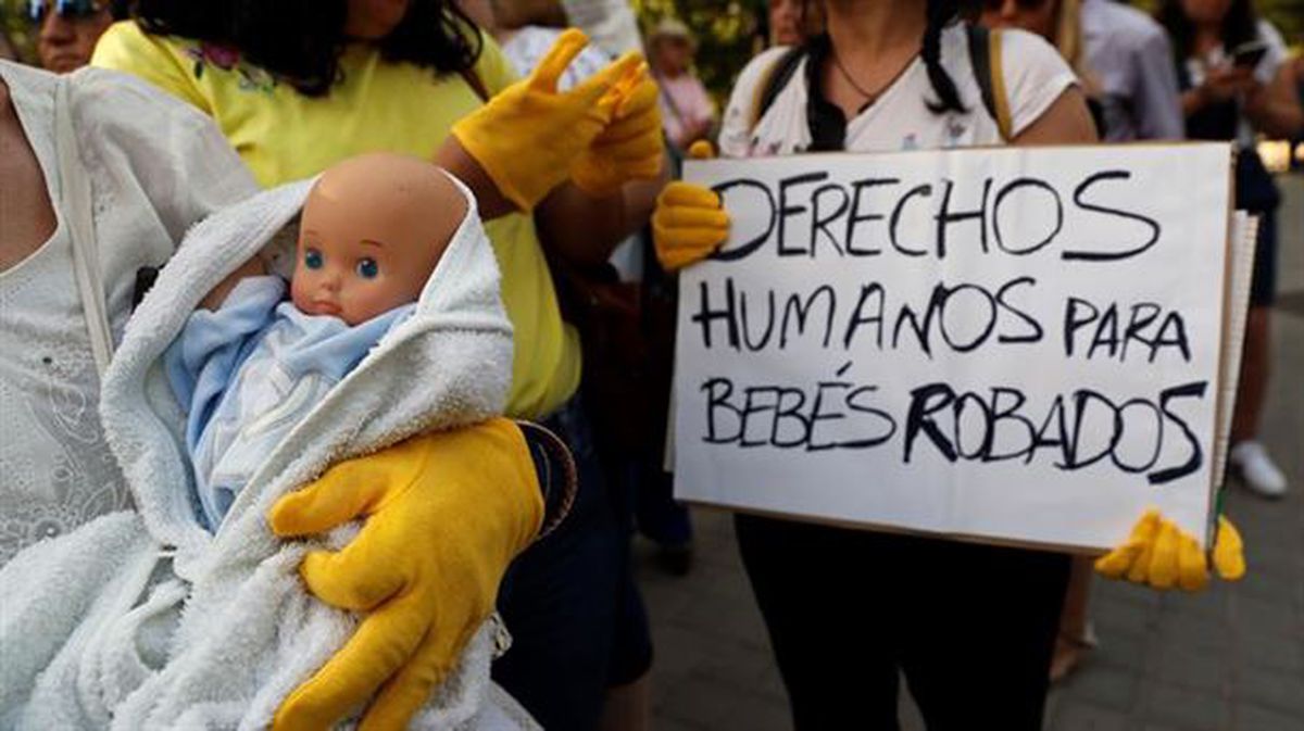 Concentración en denuncia del caso de bebés robados en Madrid.Foto: Efe