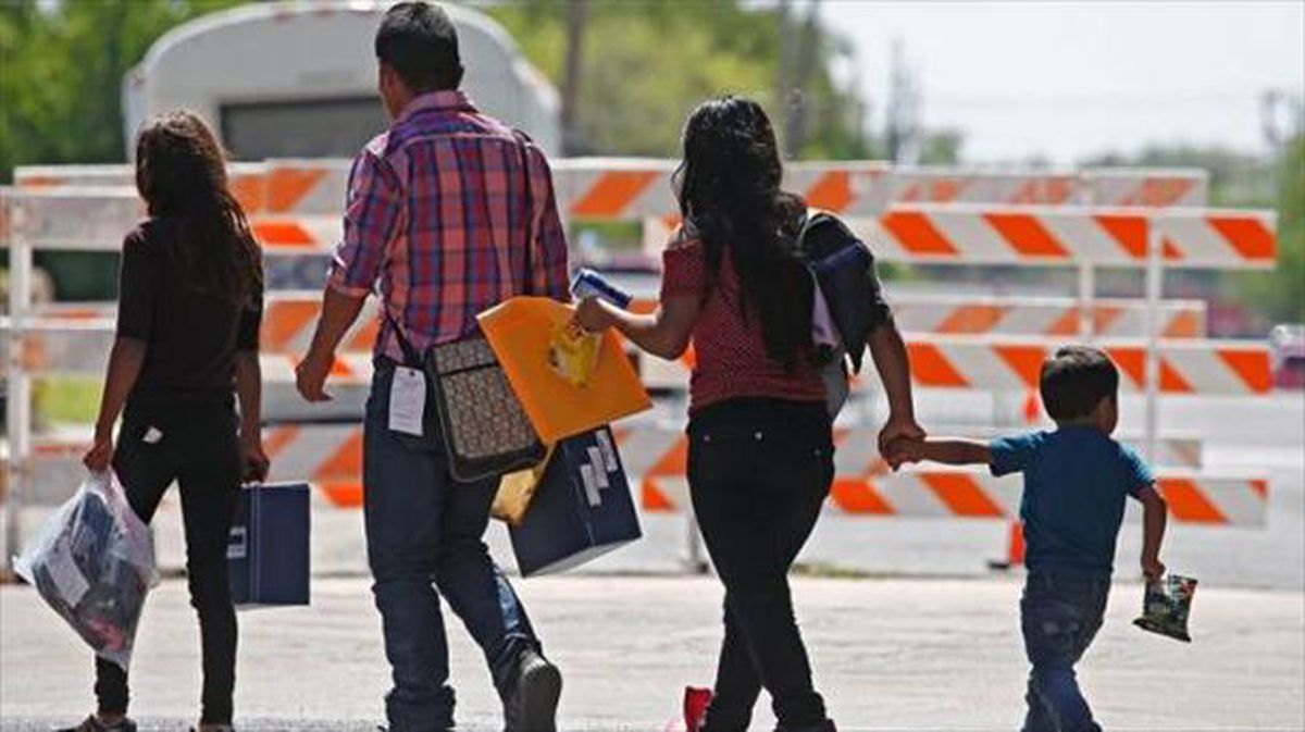 Familia migratzaile bat McAllenen (Texas, AEB). Argazkia: EFE