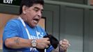 Maradona abandona el palco en mal estado y necesitado de ayuda