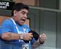 Maradona abandona el palco en mal estado y necesitado de ayuda