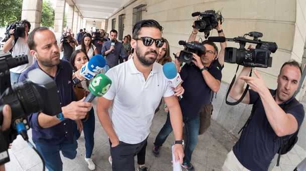 Antonio Manuel Guerrero, firmando el lunes en el juzgado / EFE.