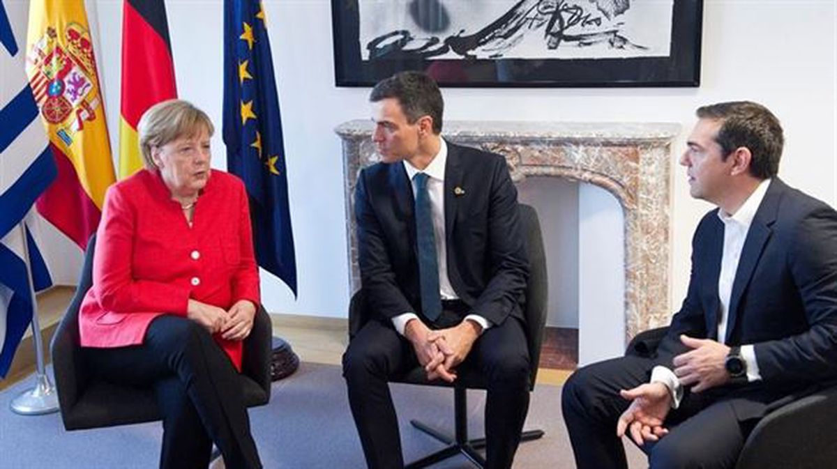 Merkel, Sánchez y Tsipras, en la reunión de esta mañana. EFE