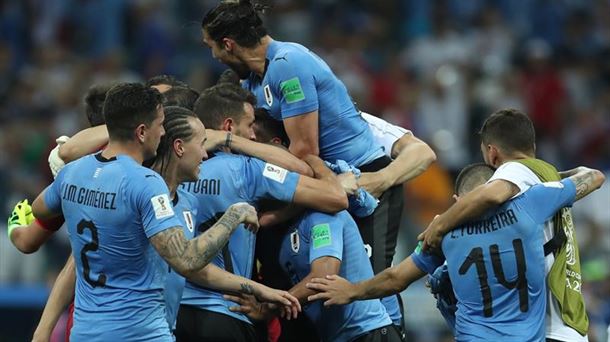 Los uruguayos celebran la clasificación. Foto: Efe.
