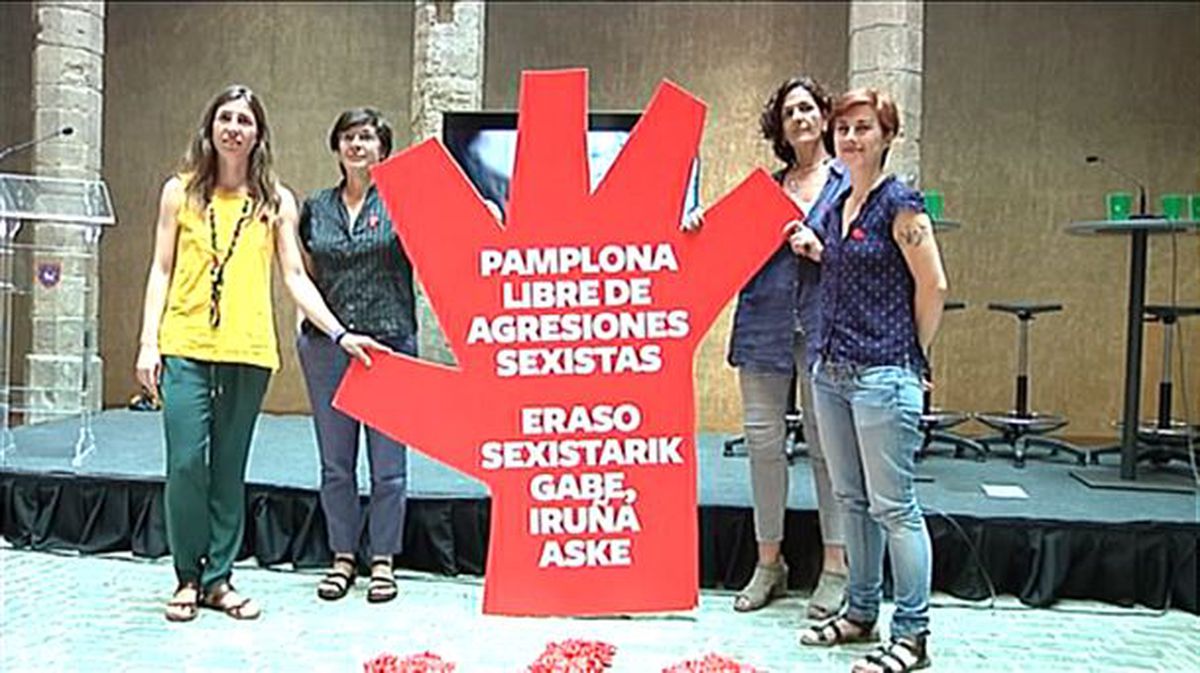 Una mano roja es el símbolo de la campaña de este año contra las agresiones. Foto: EiTB